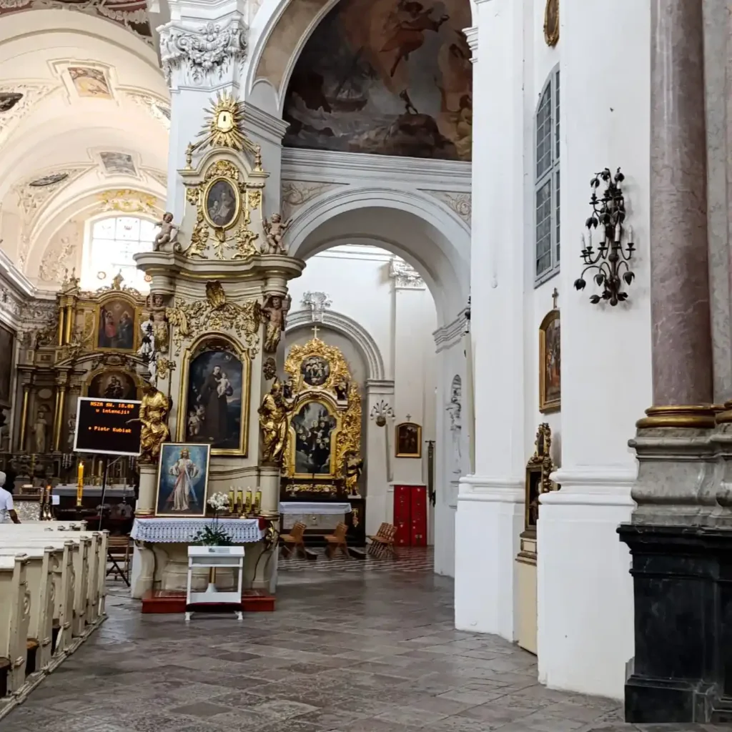 wnętrze kościoła przy opactwie