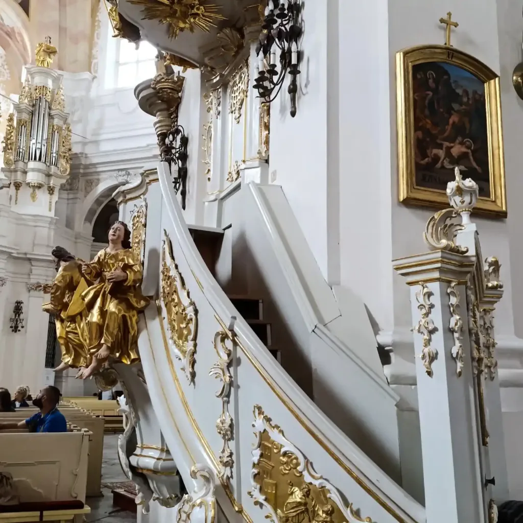 wnętrze kościoła przy opactwie