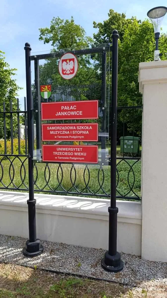 Tablica informacyjna przy pałacu w Jankowicach