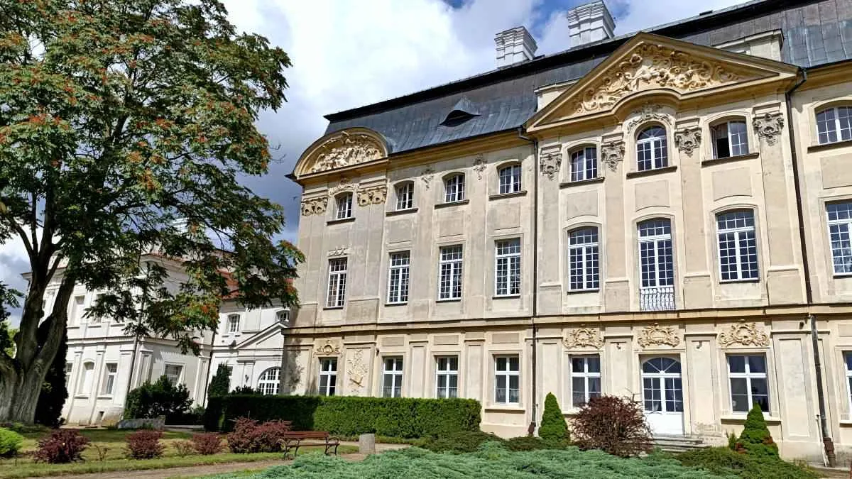 Pałac biskupi w Ciążeniu – dawna rezydencja biskupów