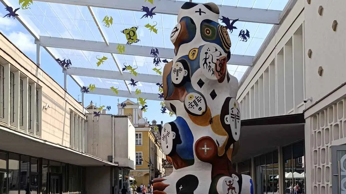 Ziemia, której jesteśmy – rzeźba na Starym Rynku w Poznaniu