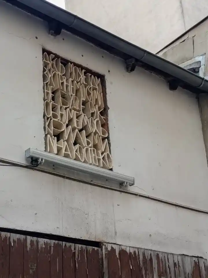 jedno z okien w bramie