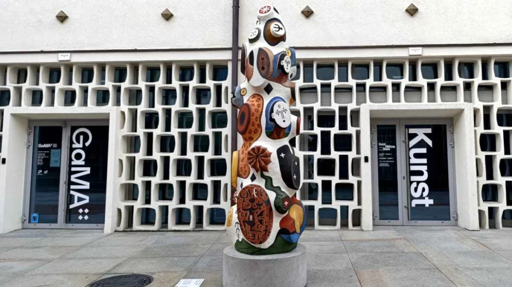 Ziemia, której jesteśmy - rzeźba na Starym Rynku w Poznaniu