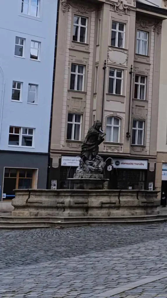 Zabytkowa Fontanna Herkulesa