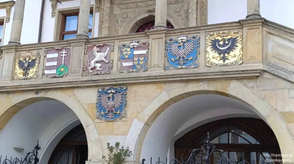 herby na jednej ze ścian ratusza w Ołomuńcu