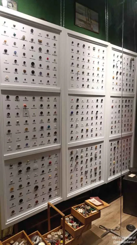 część wystawy guzików w muzeum guzików w Łowiczu