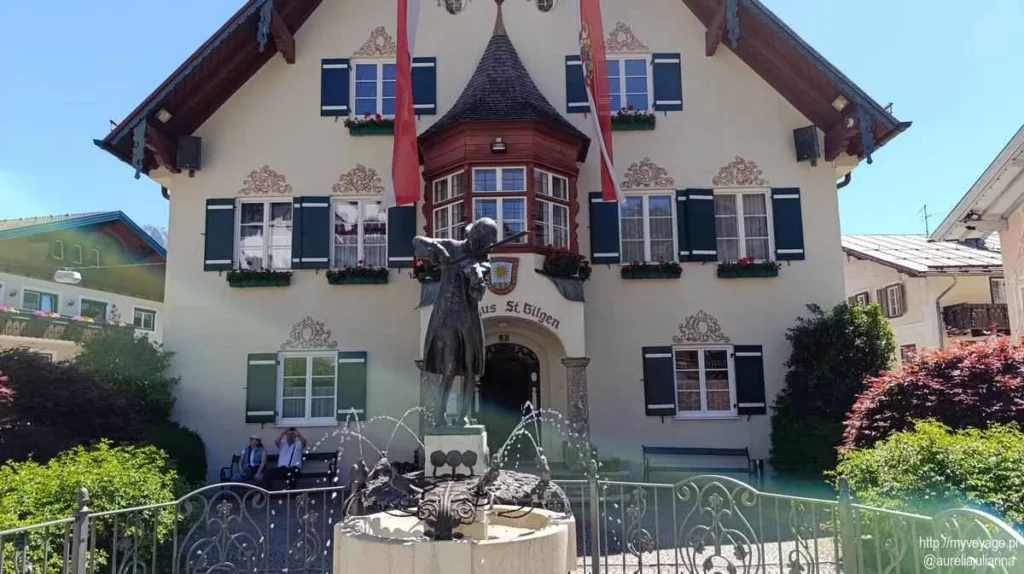 Ratusz w Sankt Gilgen wraz z pomnikiem Mozarta