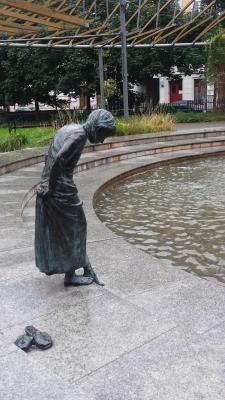 Kobieta wchodząca do fontanny zielone ogródki
