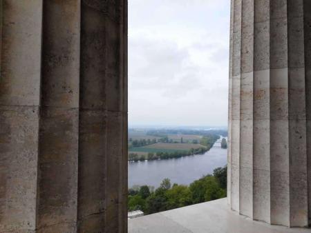 MIędzy kolumnami Walhalla widok na Dunaj